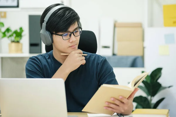 Jeune homme étude devant l'ordinateur portable à la maison — Photo