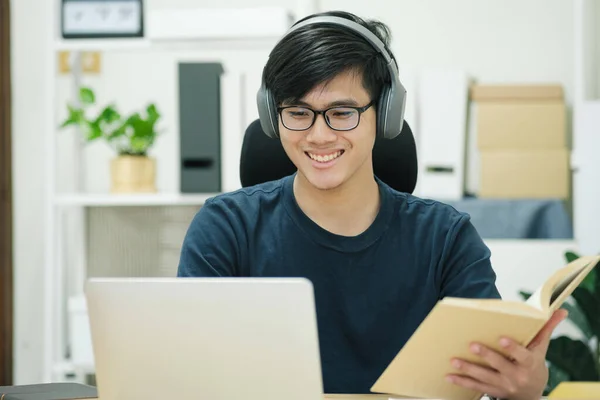 Hombre joven estudio en frente de la computadora portátil en casa — Foto de Stock