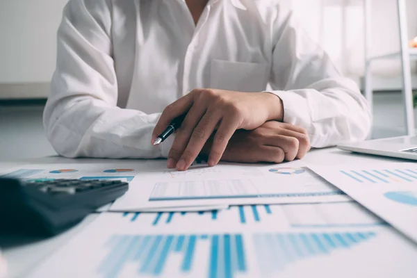 Zakenman denkt en analyseert het plannen van de strategie. — Stockfoto