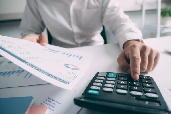 Geschäftsmann arbeitet auf Schreibtisch Büro Geschäft Finanzbuchhaltung berechnen — Stockfoto
