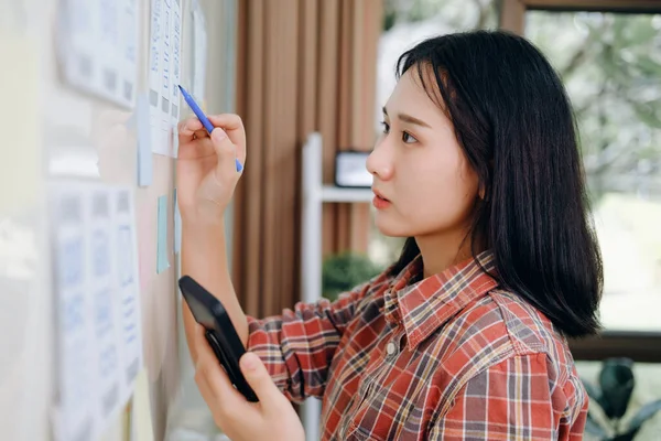 UI de UX e tecnologia de desenvolvimento de programação . — Fotografia de Stock