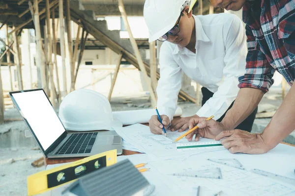 Engineer meeting for architectural project — Stock Photo, Image