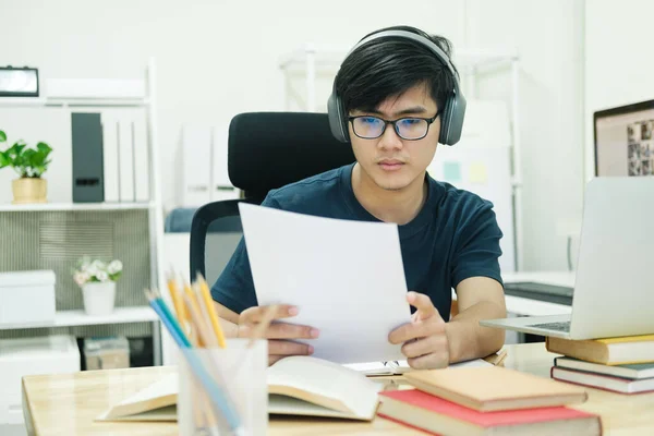 Hombre joven estudio en frente de la computadora portátil en casa —  Fotos de Stock