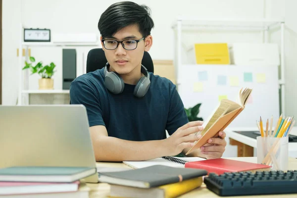 3.年轻人在家里的笔记本电脑前学习 — 图库照片