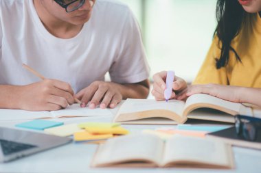 Genç öğrenciler kampüs yetişmeye ve öğrenme arkadaş yardımcı olur..