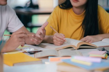 Genç öğrenciler kampüs yetişmeye ve öğrenme arkadaş yardımcı olur..
