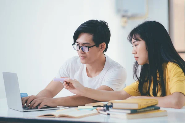 Unga studenter campus hjälper vän ikapp och lärande. — Stockfoto