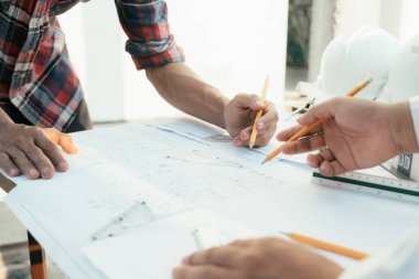 Mühendis ve mimar yeni projeyle çalışıyor.