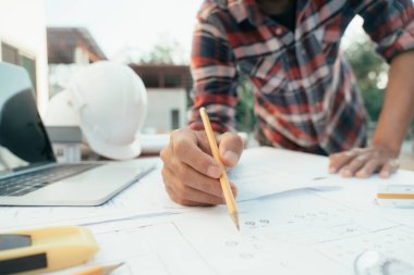 Mühendis ve mimar yeni projeyle çalışıyor.