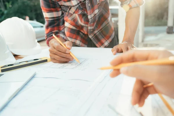 Engenheiro e arquiteto trabalhando com novo projeto. — Fotografia de Stock