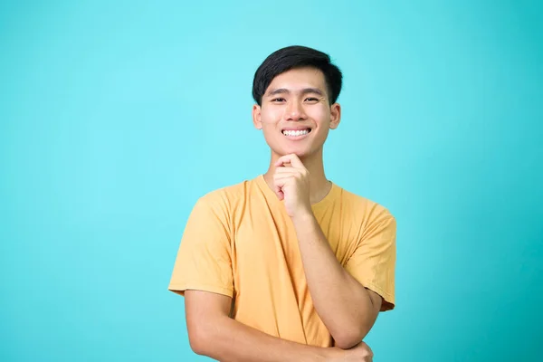 Porträtt av lycklig säker asiatisk man — Stockfoto