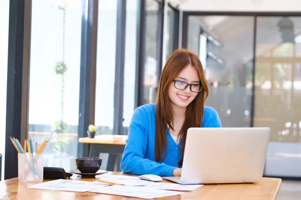 Uma estudante universitária usa um computador para acessar a Internet para aprendizagem on-line — Fotografia de Stock