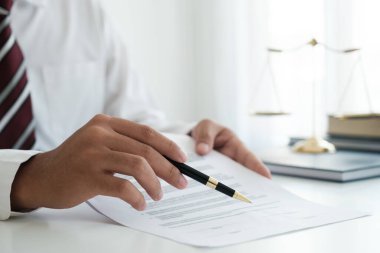 İş adamı anlaşmasını imzalamak, ortaklık anlaşması yapmak, anlaşma yapmak.
