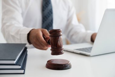 Yargıç, Adalet Divanı 'nda çalışıyor.