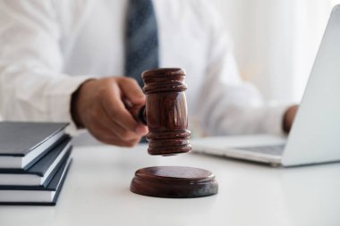 Yargıç, Adalet Divanı 'nda çalışıyor.