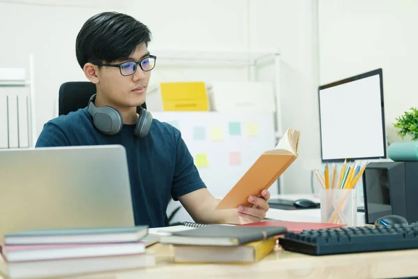 Hombre joven estudio en frente de la computadora portátil en casa — Foto de Stock