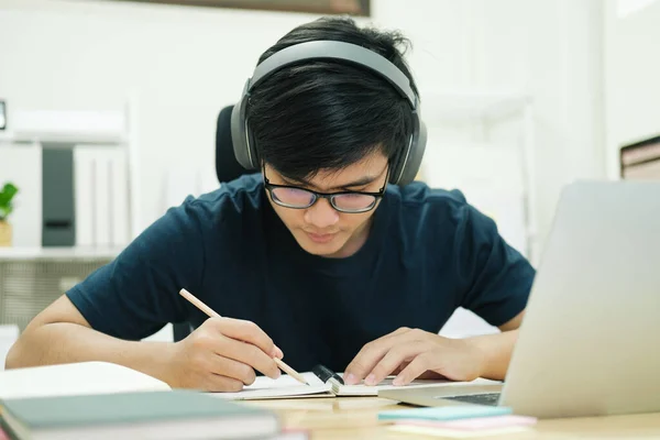 Hombre joven estudio en frente de la computadora portátil en casa — Foto de Stock