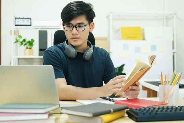 Jongeman studeren in de voorkant van de laptop computer thuis — Stockfoto