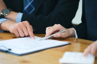 iş adamları iş stratejisini tartışıyor.