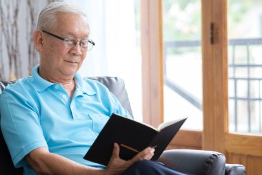 Kıdemli adam kitap okuyor ve evde yalnız kalıyor..