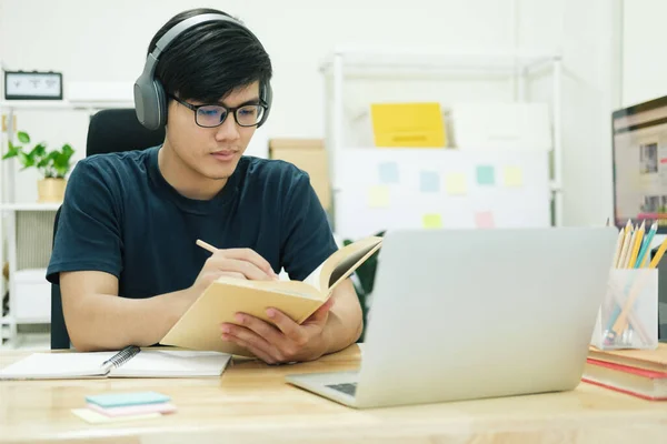 若い男は自宅でノートパソコンの前で勉強する — ストック写真