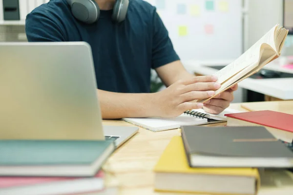 若い男性学生は家で勉強する ノートパソコンを使ってオンラインで学ぶ — ストック写真