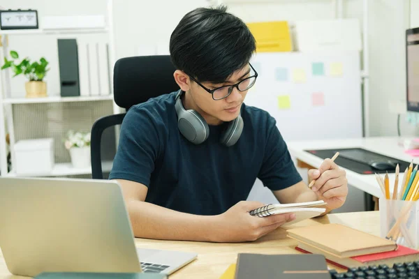 Unga Manliga Studerande Studerar Hemma Han Använder Bärbar Dator Och — Stockfoto
