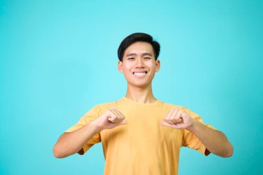 Genç adam gururlu, heyecanlı ve kibirli, kendini zafer yüzüyle gösteriyor. Gündelik kıyafetler giyen, kendine güveni olan, kendini gururlu ve mutlu gösteren genç bir adam..