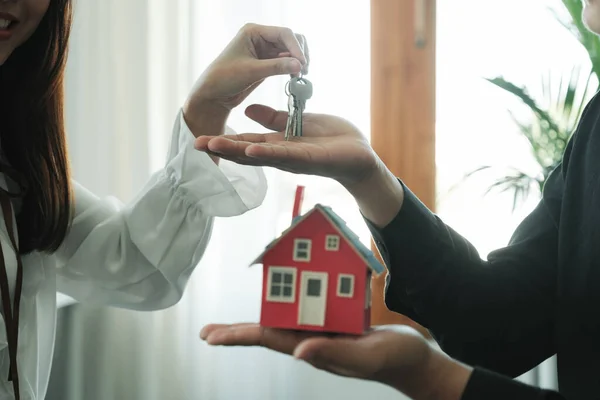 Επιχειρηματίας Κρατώντας Ένα Μοντέλο Σπιτιού Και Κλειδιά Του Σπιτιού — Φωτογραφία Αρχείου