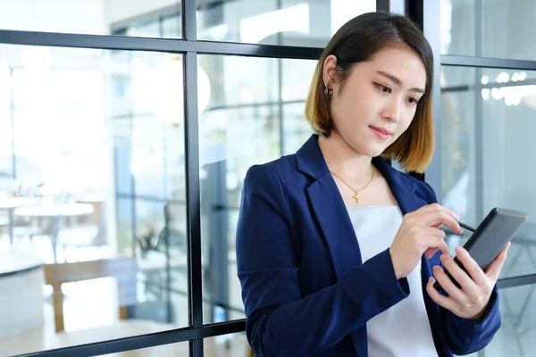 Mujer Joven Usando Teléfono Móvil — Foto de Stock