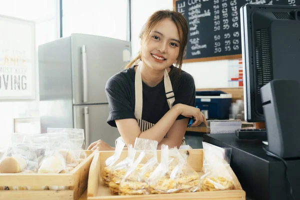 Joven Asiática Pone Marcha Confiada Sonriendo Para Una Cafetería Con —  Fotos de Stock