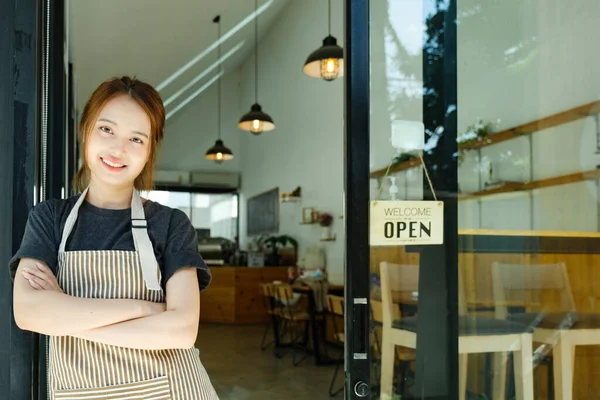 Joven Asiático Iniciar Pequeño Negocio Propietario Abrir Cafetería Restaurante Propietario —  Fotos de Stock