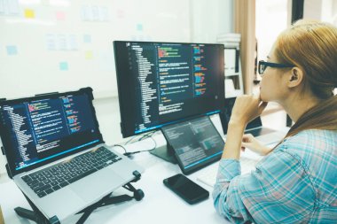 Programcı kodlama ve programlama yazılımı. İş kadını ofiste bilgisayarla çalışıyor..