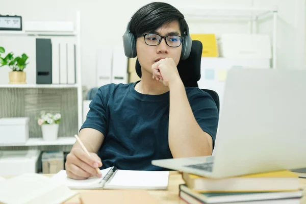 Jeune Étudiant Mâle Étudier Maison Utilise Ordinateur Portable Apprendre Ligne — Photo