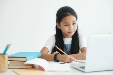 Çevrimiçi eğitim ve öz öğrenim ve evde eğitim kavramı, çevrimiçi eğitim kavramı, ev okulu, öğretmenle online video çalışması.