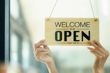 Genç Asyalı küçük işletme sahibi kafeyi ve restoranı açıyor. Küçük işletme sahibi ve servis zihni.