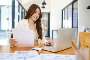 Yatırım pazarlama verilerini planlayan ve analiz eden işadamı.