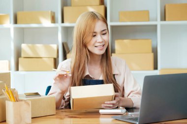 Çevrimiçi küçük işletme sahibi, müşteri, nakliyat ve lojistik, tüccar ve satıcı, işletme sahibi veya KME 'ye çevrimiçi alışveriş için paket kutusuna adres yazıyor.