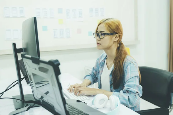 程序员是编码和编程软件 在办公室里从事计算机工作的女商人 — 图库照片