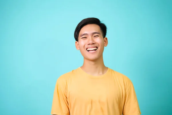 Primer Plano Retrato Joven Sonriente Guapo Chico Amarillo Camiseta Aislado — Foto de Stock
