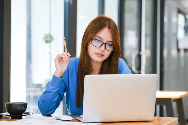 年轻的女大学生使用计算机上网学习和上网经商 在线学习的概念 — 图库照片