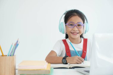 Çevrimiçi eğitim ve öz öğrenim ve evde eğitim kavramı, çevrimiçi eğitim kavramı, ev okulu, öğretmenle online video çalışması.