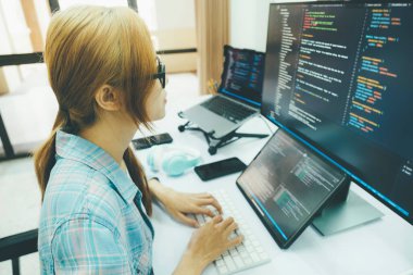 Programcı kodlama ve programlama yazılımı. İş kadını ofiste bilgisayarla çalışıyor..