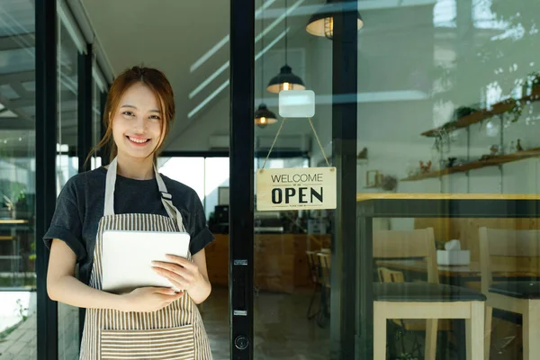 Jovem Asiático Start Pequeno Empresário Abrir Café Restaurante Proprietário Pequenas — Fotografia de Stock