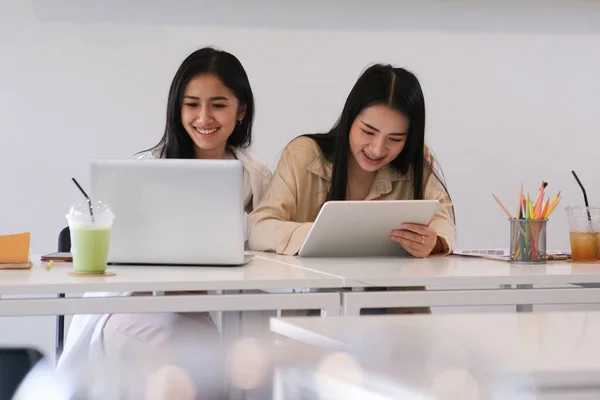 Zakenvrouw Teamwork Vergadering Investering Bespreken Zakenmensen Praten Samen Met Laptop — Stockfoto