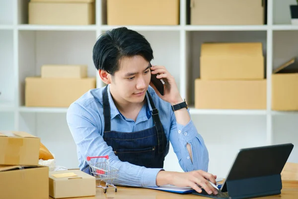 Young Asian Businessman Working Talking Customers Order Online Packing Box — Fotografia de Stock