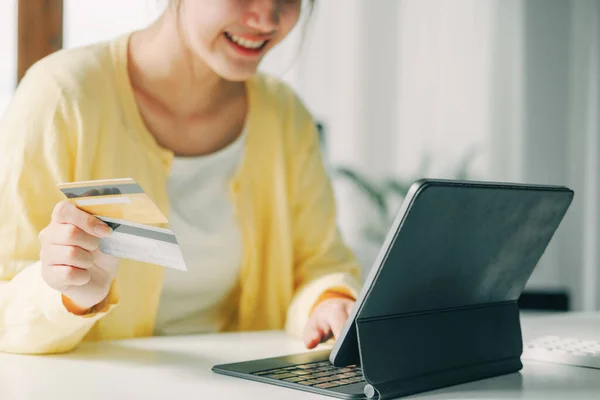 Крупним Планом Жінка Використовує Кредитну Картку Купівлі Покупки Інтернеті Ноутбуці — стокове фото