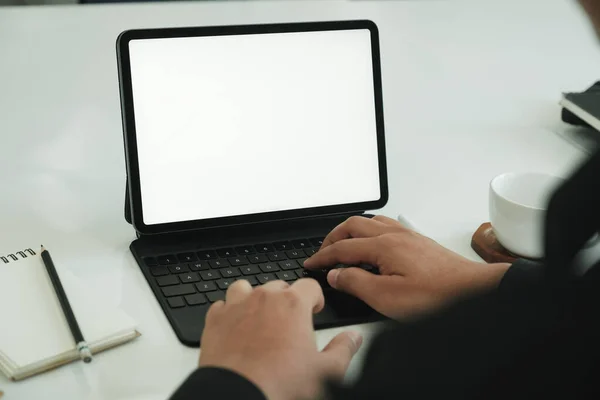 Närbild Affärsman Som Arbetar Digital Tablett Och Bärbar Dator Med — Stockfoto