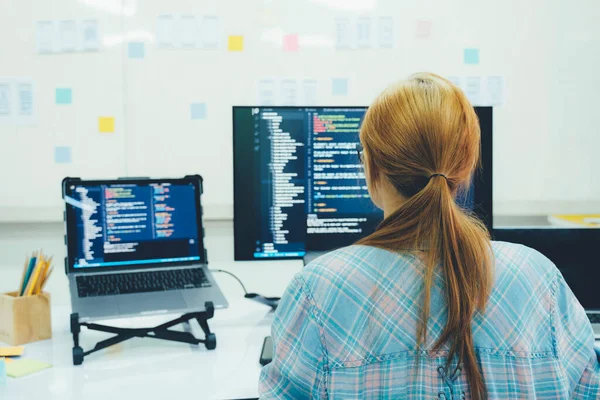 Programmierer Ist Programmieren Und Programmieren Von Software Geschäftsfrau Arbeitet Büro — Stockfoto