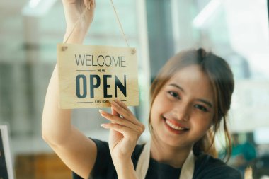 Genç Asyalı küçük işletme sahibi kafeyi ve restoranı açıyor. Küçük işletme sahibi ve servis zihni.